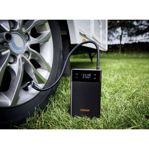 'OSRAM'-Luftkompressor pumpt Autoreifen auf; zeigt Druck von 33,0 PSI auf Display an.